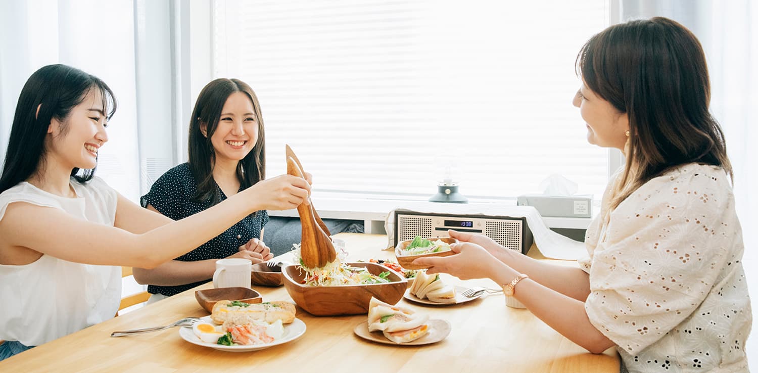 みんなでお酒を持ち寄った、ワイワイ宅飲みに!