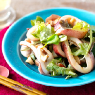 蒸しイカとナッツのベリーリーフ和え