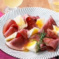 ローストビーフとチーズのマーマレードソース