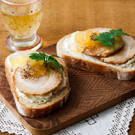 焼豚とリンゴジャムのブルスケッタ