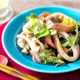 蒸しイカとナッツのベリーリーフ和え