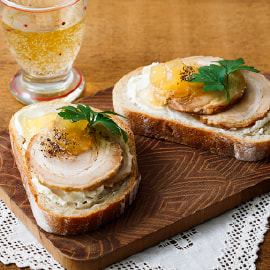 焼豚とリンゴジャムのブルスケッタ